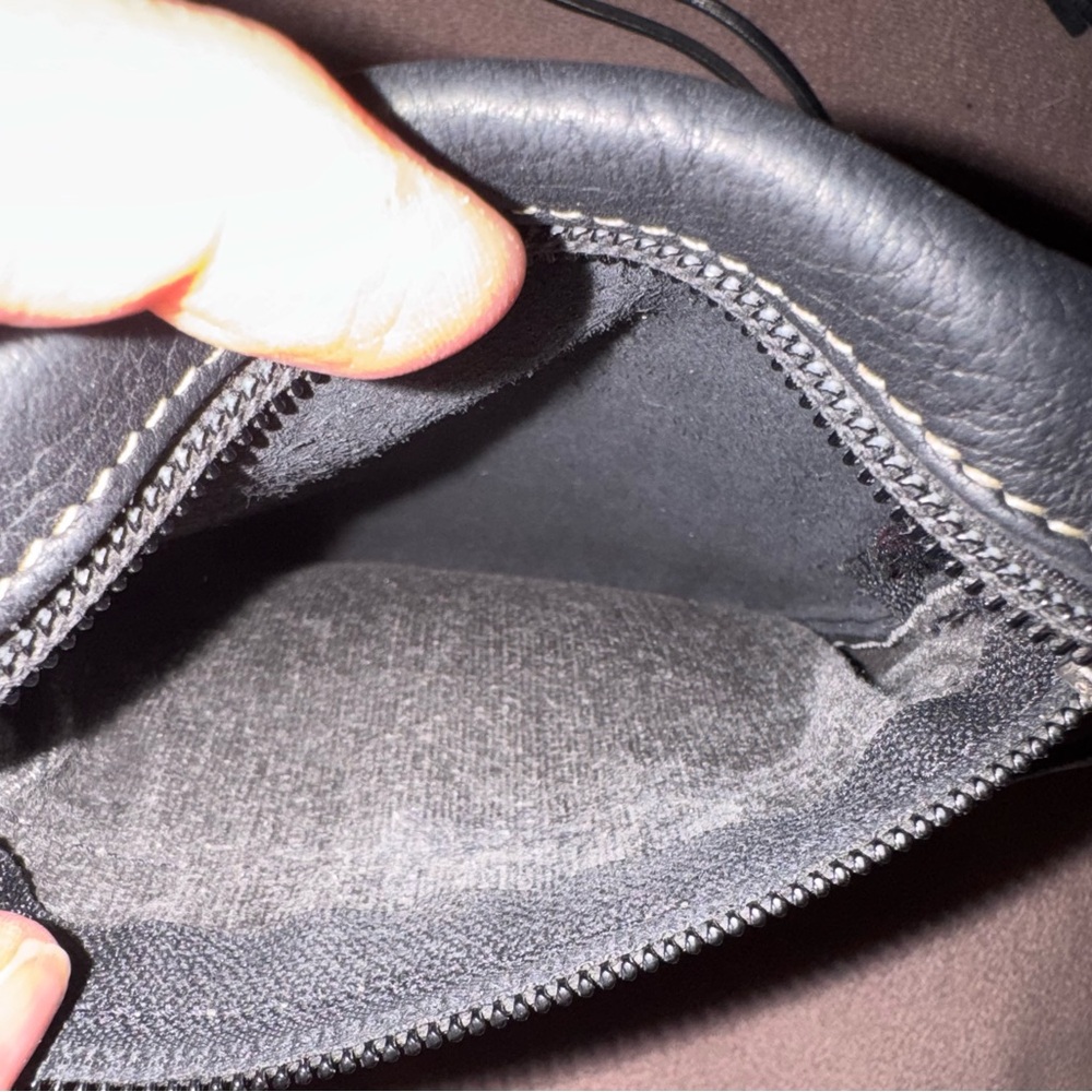 Vintage Roots Black Leather Crossbody Travel Pouch - Picture 13 of 16